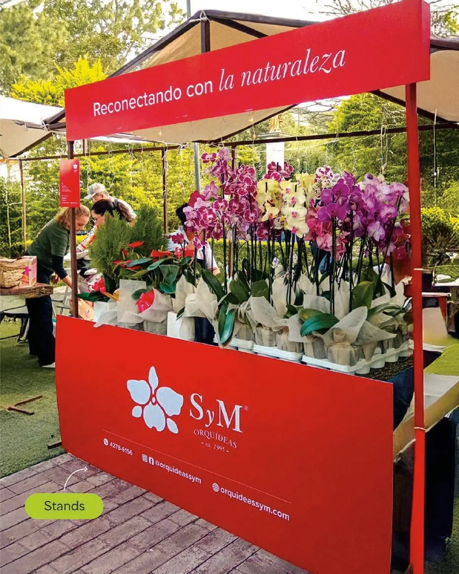 Stand de SyM Orquídeas con orquídeas en exhibición